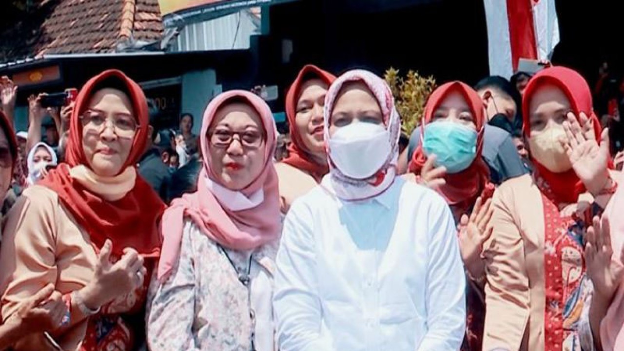 Ibu Negara Iriana Joko Widodo menyapa ibu-ibu di Pasar Sukolilo Madiun dan Pasar Rejoso Nganjuk, Jawa Timur, Kamis (22/12/2022). (ANTARA/HO-Biro Pers Sekretariat Presiden)