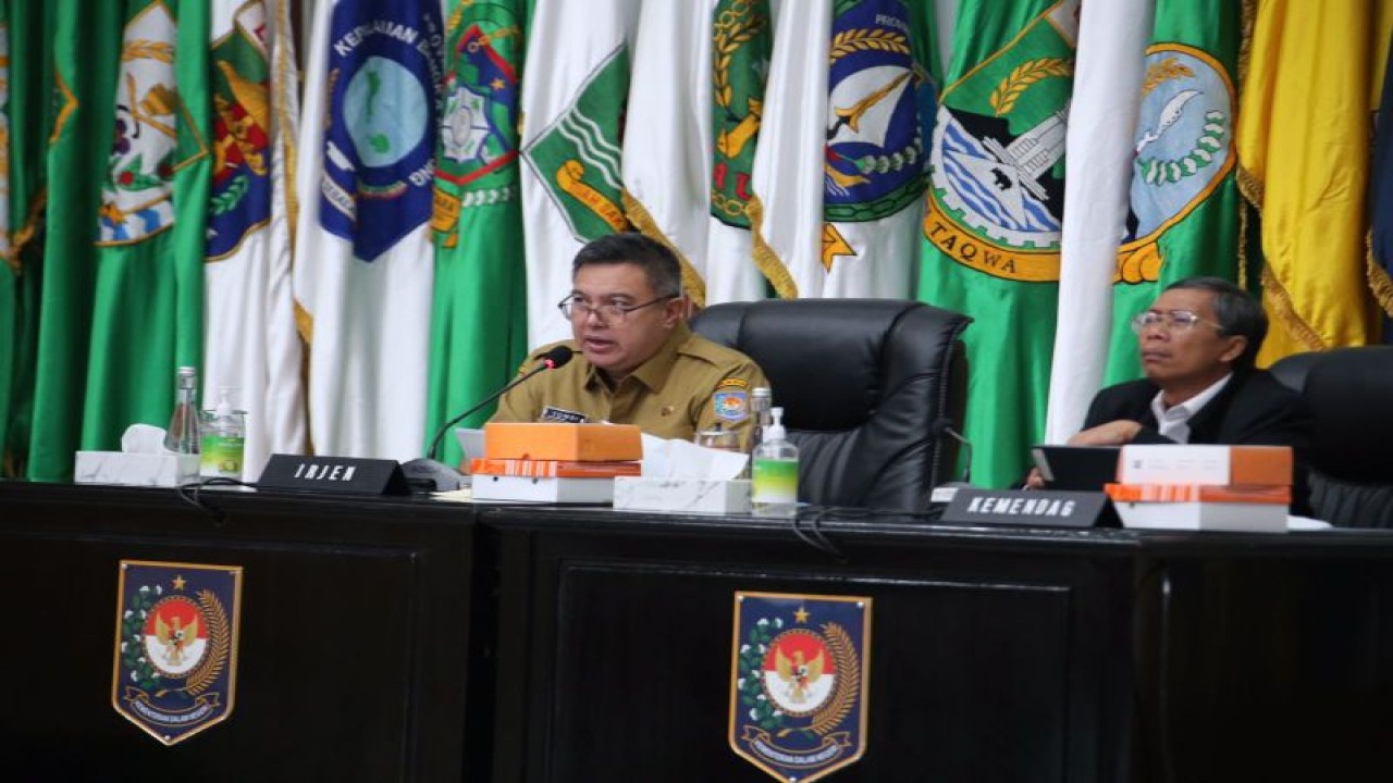 Irjen Kemendagri Tomsi Tohir memimpin rapat koordinasi pengendalian inflasi daerah di Jakarta, Senin. (ANTARA/HO-Kemendagri)