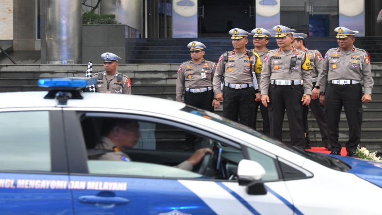 Kakorlantas Polri Irjen Pol. Firman Shantyabudi didampingi pejabat utama Korlantas Polri melepas Tim Perwira Pengamat Wilayah (Pamatwil) Operasi Lilin 2022 di Kantor Korlantas Polri, Jakarta, Kamis (22/12/2022). (ANTARA/HO-Korlantas Polri)