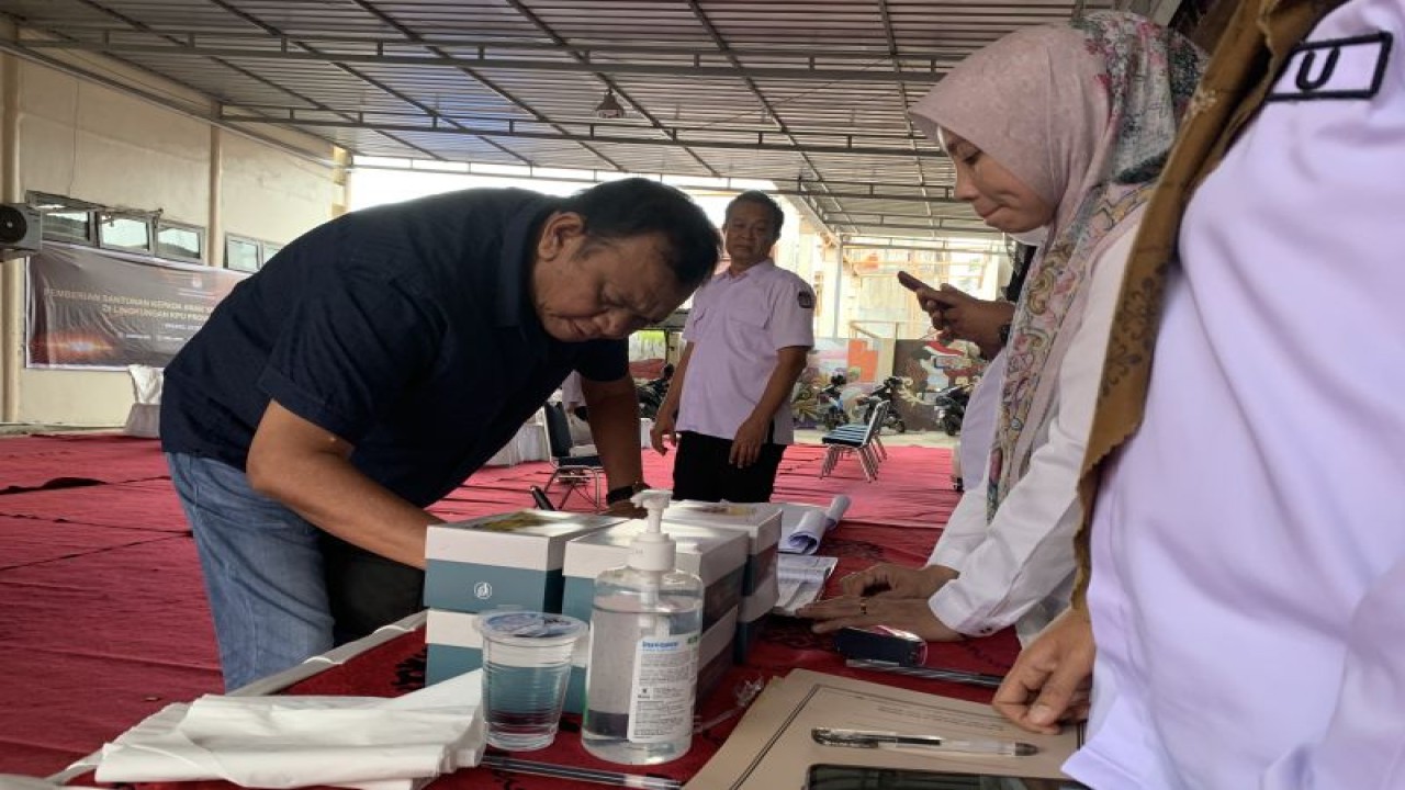 Bakal calon DPD RI Hendra Irwan Rahim mengantarkan syarat dukungan ke KPU Sumbar (ANTARA/ Mario SN)