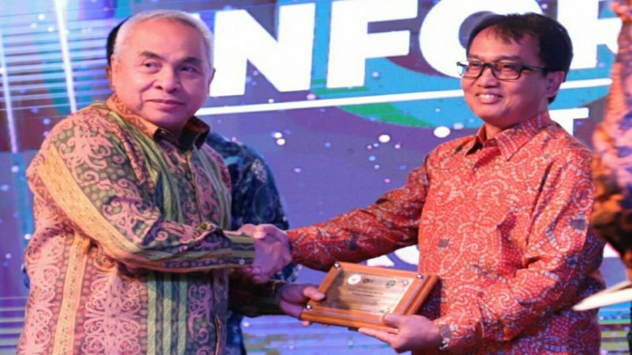 Gubernur Kaltim Isran Noor (kiri) menyerahkan penghargaan kepada Kepala Dinas Perkebunan Kaltim Ujang Rachmad di Samarinda, Rabu (14/12) (Antara / HO dokumentasi pribadi)