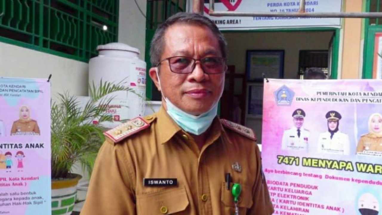 Kepala Dinas Dukcapil Kendari Iswanto Donge (ANTARA/Harianto)