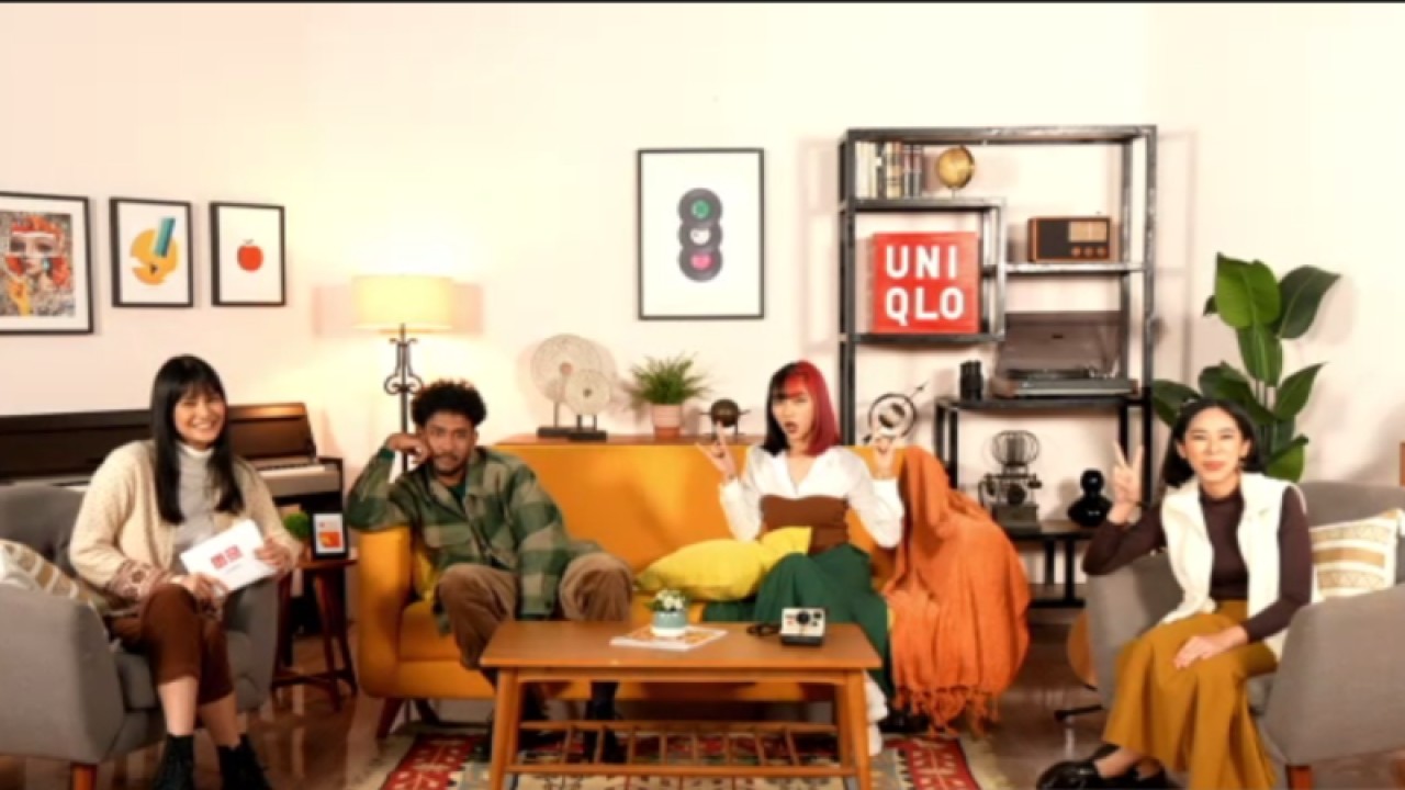 Tangkapan layar penyanyi Isyana Sarasvati, Teddy Adhitya dan Product Marketing Manager PT Fast Retailing Indonesia Lisqia Lalantika (paling kanan) dalam konferensi pers "UNIQLO HOLIDAY ROCK LIVE FROM YOUR NEIGHBORHOOD" yang digelar daring, Selasa (13/12/2022). (ANTARA/Lia Wanadriani Santosa)