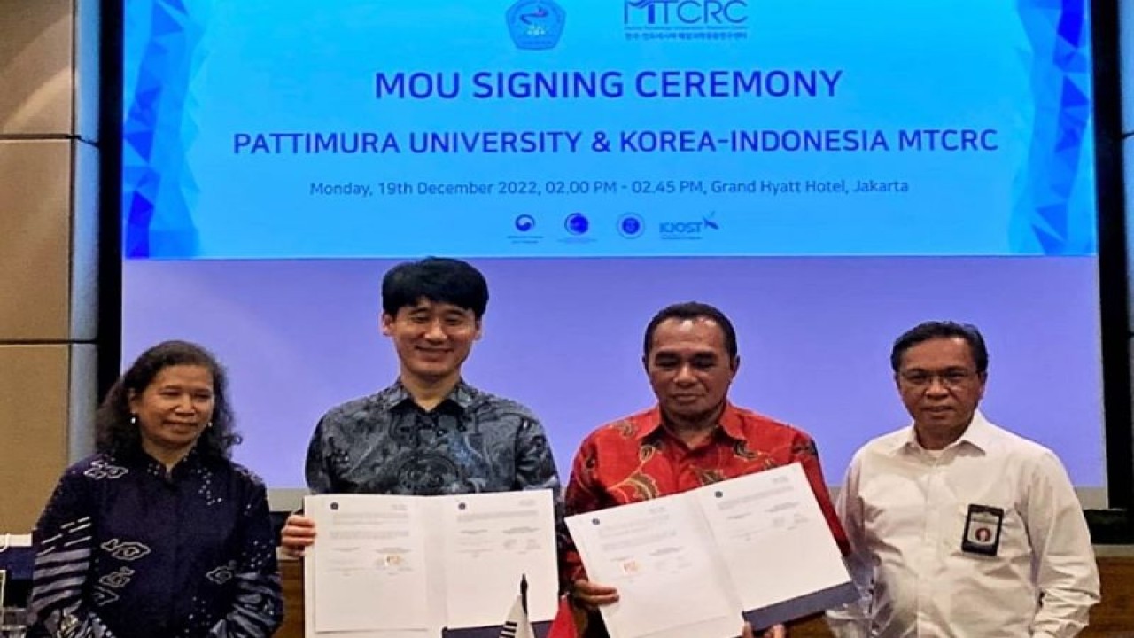 (dari kiri) Direktur MTCRC Indonesia Ivonne M. Radjawane, Direktur MTCRC Korea Hansan Park, Rektor Universitas Pattimura (Unpatti) Ambon Martinus J. Sapteno, Asisten Deputi Pengelolaan Perikanan Tangkap Kemenko Marves, Ikram Malan Sangadji saat penandatanganan MoU riset ilmiah bidang kelautan dan perikanan serta bencana laut dan pesisir, di Jakarta pada 19 Desember 2022. (HO/Unpatti Ambon)