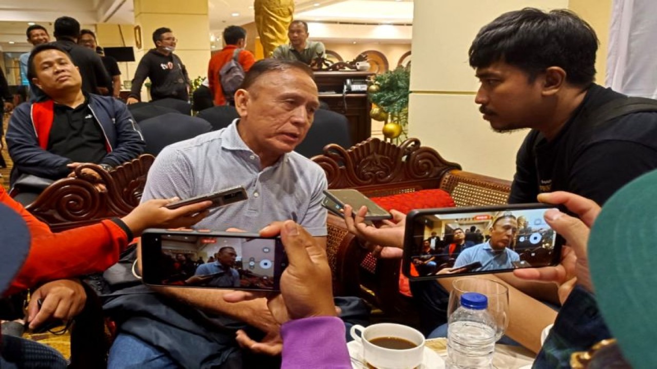 Ketua Umum PSSI Mochamad Iriawan (Iwan Bule) menjawab pertanyaan wartawan saat di sela Nobar Argentina melawan Prancis pada final Piala Dunia 2022 Qatar di Jakarta, Minggu (18/12/2022) malam. ANTARA/HO-PSSI