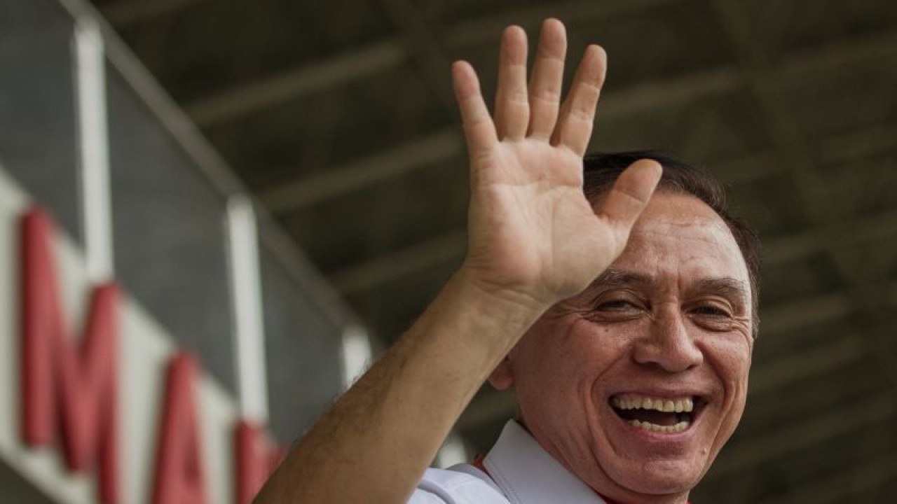 Ketua Umum PSSI Mochamad Irawan atau Iwan Bule melambaikan tangan usai mendengar pengumuman resmi Pemerintah tentang 'kick off' pertandingan BRI Liga 1 di Stadion Manahan, Solo, Jawa Tengah, Senin (5/12/2022). ANTARA FOTO/Mohammad Ayudha/tom.