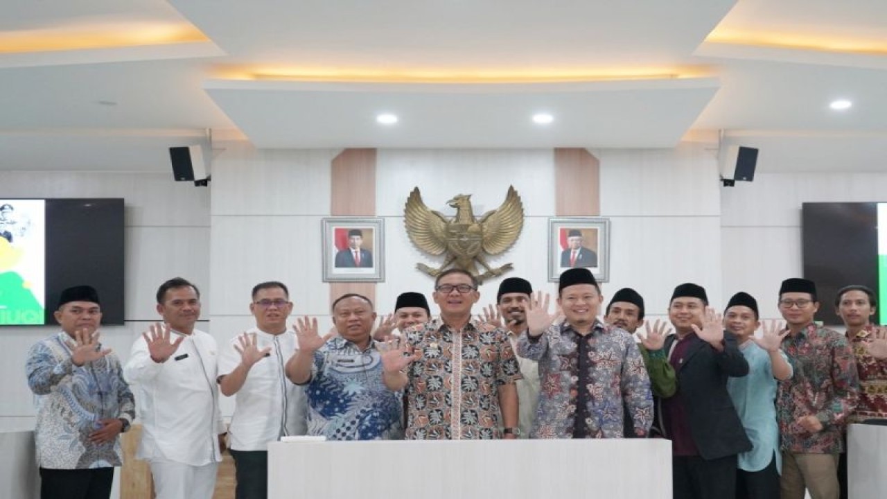 Plt Bupati Bogor Iwan Setiawan menerima audiensi civitas Institut Ummul Quro Al-Islami (IUQI) di kantornya, Cibinong, Kabupaten Bogor, Jawa Barat, Jumat (9/12/2022). (FOTO ANTARA/HO-Humas Pemkab Bogor)