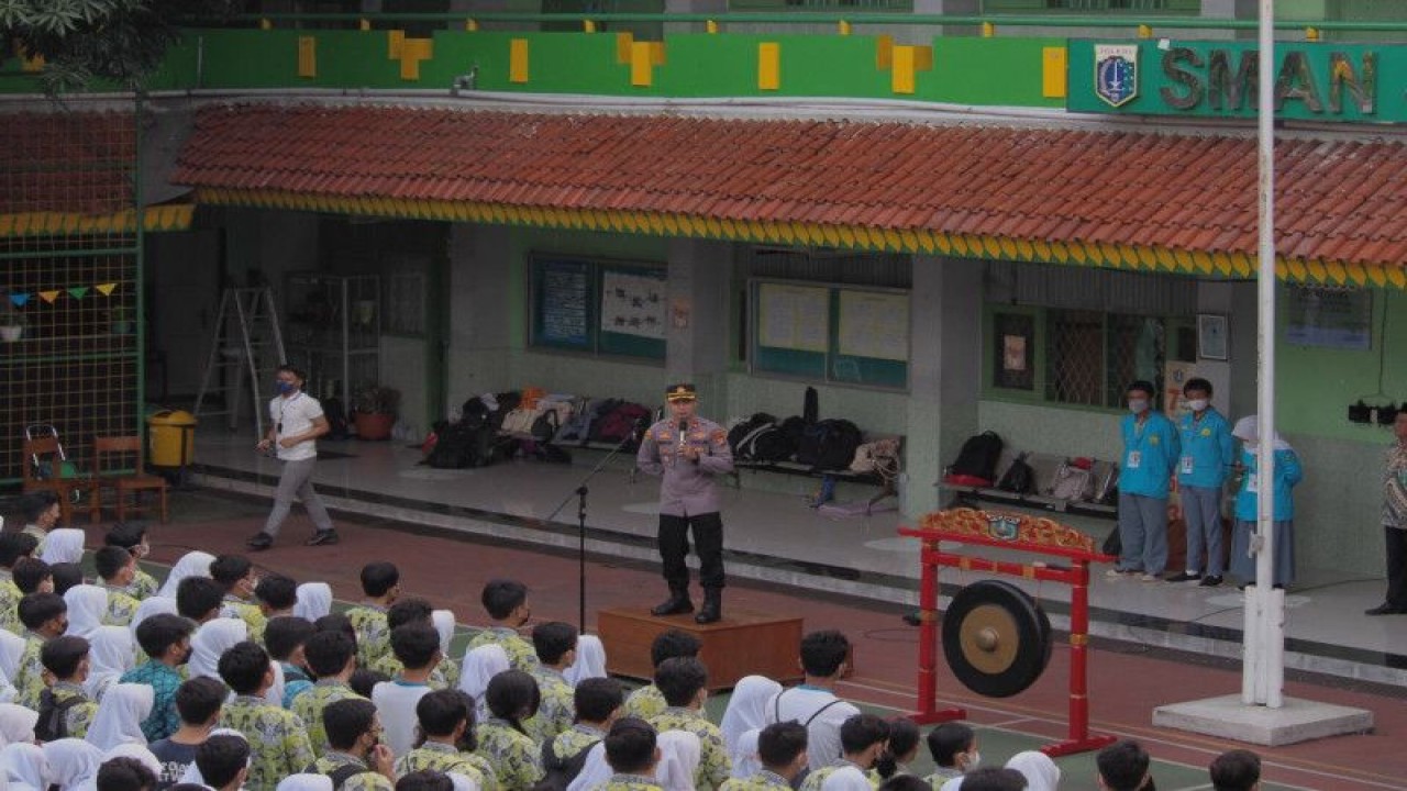 Kapolsek Jagakarsa Kompol Multazam Lisendra sedang memberikan arahan kepada siswa SMAN 49 Jakarta Selatan, Kamis (8/12/2022). ANTARA/HO-Polsek Jagakarsa