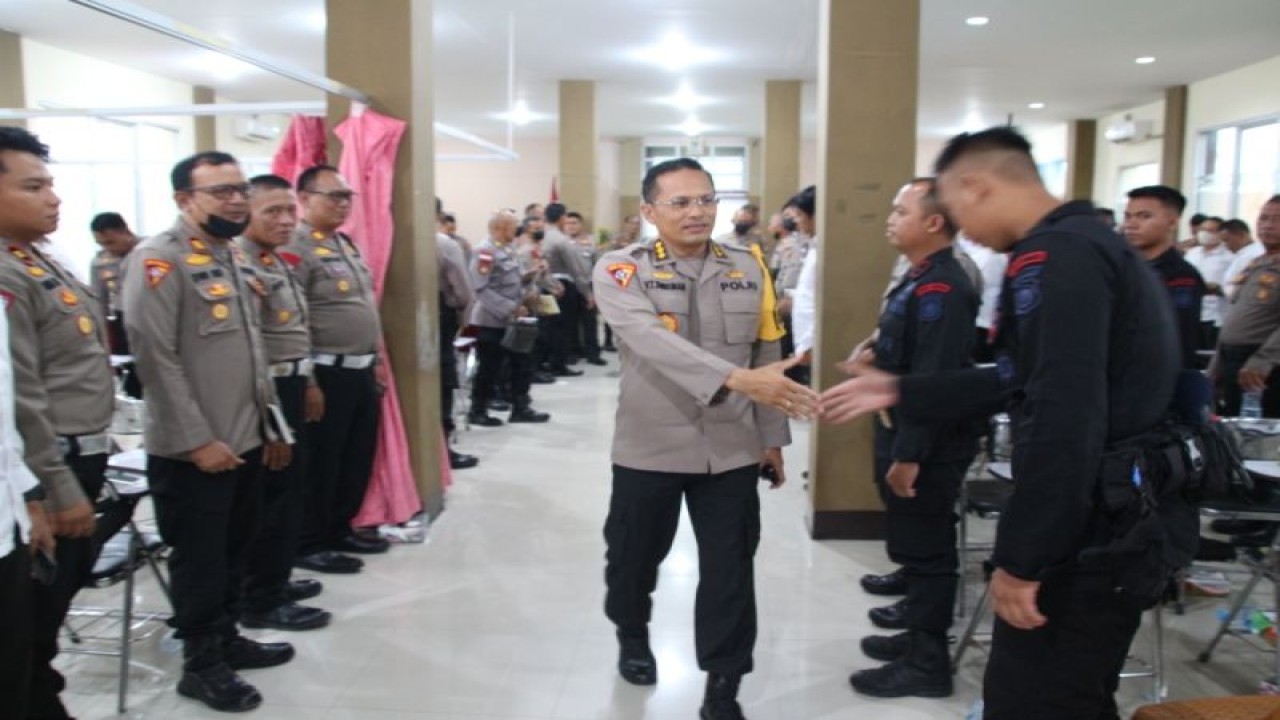 Jajaran Kepolisian Daerah Kalimantan Barat menggelar latihan persiapan untuk pengamanan Perayaan Natal dan Tahun Baru dengan sandi Operasi Lilin Kapuas 2022 di wilayah hukum Kalbar.  (Foto ANTARA/HO-Polda Kalbar)
