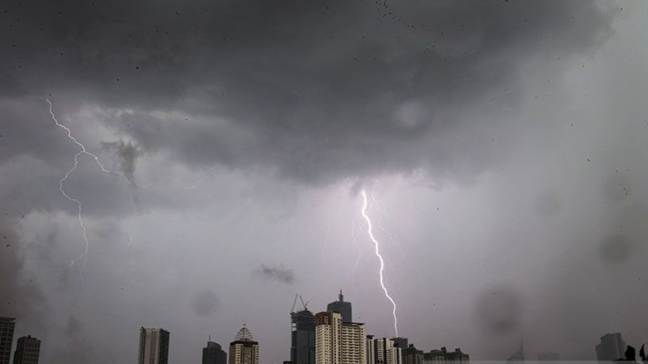 Ilustrasi - Petir menyambar di langit Jakarta, Jumat (20/5/2022). ANTARA FOTO/Fauzan/foc/pri.