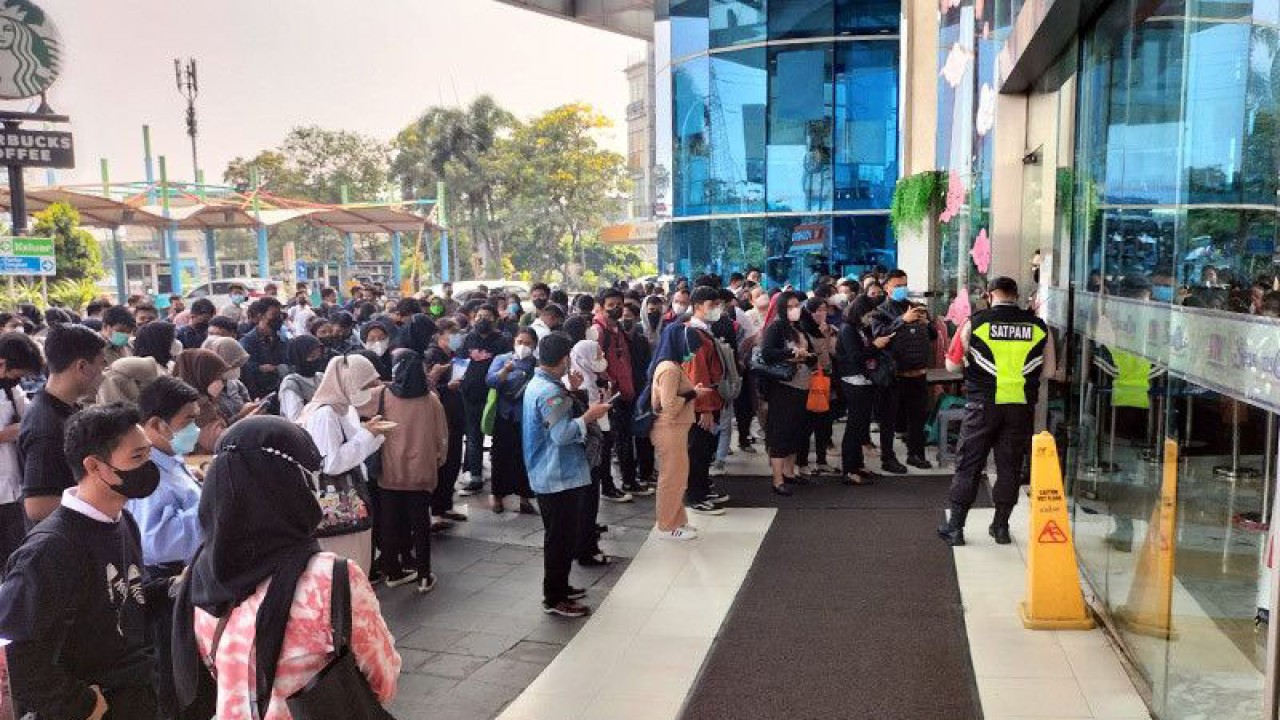Ratusan pencari kerja mulai memadati depan gedung pusat perbelanjaan Season City, Tambora, untuk mengikuti bursa kerja (job fair) oleh Suku Dinas Tenaga Kerja Transmigrasi dan Energi Jakarta Barat, Selasa (2/8/2022). ANTARA/Walda/am.