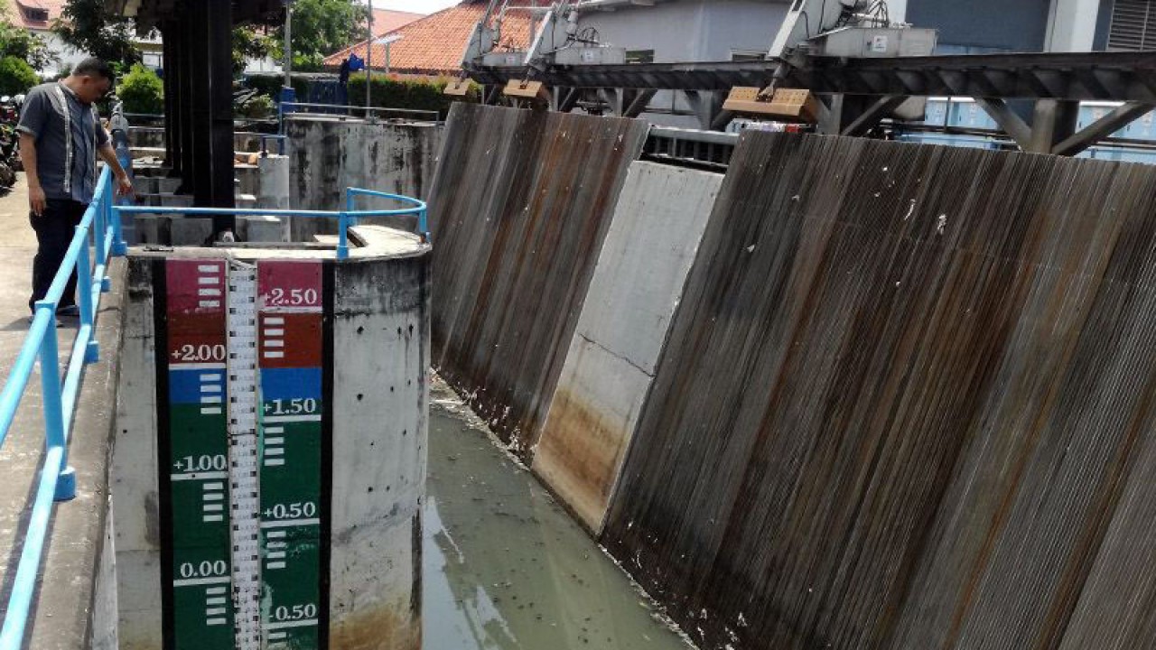 Dokumentasi - Operator Pompa Air Pasar Ikan, Herman menunjukkan ketinggian air di Stasiun Pompa Pasar Ikan, Penjaringan, Jakarta Utara, Jumat (15/3/2019). ANTARA/HO-Aspri/am.