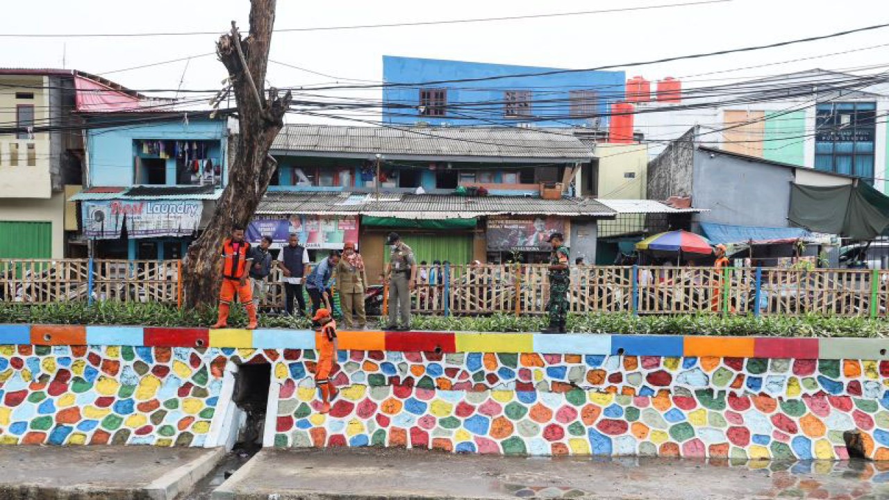 Pemerintah Kota Jakarta Pusat melakukan penataan wilayah menjadi kawasan unggulan di Jalan Pulo, bantaran Kali Sentiong, Kelurahan Tanah Tinggi, Jakarta Pusat, Rabu (7/12/2022). ANTARA/HO-Pemerintah Kota Jakarta Pusat
