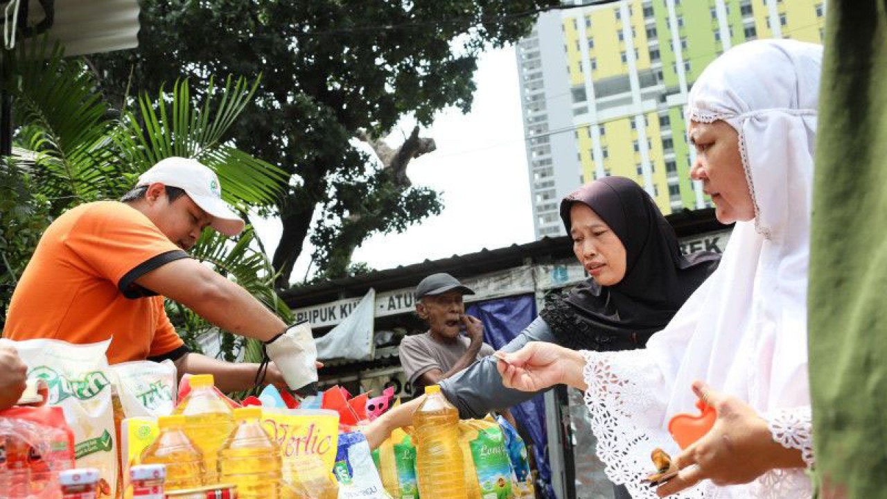 Pemerintah Kota Administrasi Jakarta Pusat bekerjasama dengan Perumda Pasar Jaya menggelar pasar murah di Jalan Menteng Tenggulun RW 10, Kelurahan Menteng, Kecamatan Menteng, Jakarta Pusat, Selasa (6/12/2022). (ANTARA/HO-Pemerintah Kota Jakarta Pusat)