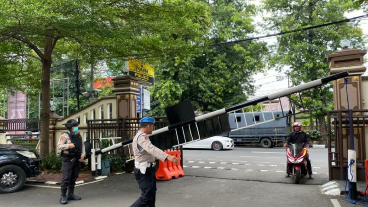 Sejumlah personel Polres Metro Jakarta Selatan bersiaga di gerbang masuk, Jakarta, Rabu (7/12/2022). ANTARA/Luthfia Miranda Putri