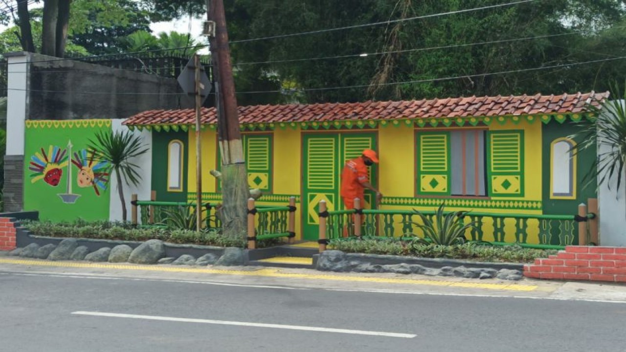 Pemerintah Kota Administrasi Jakarta Selatan (Pemkot Jaksel) membangun sebuah taman di Jalan Jagakarsa Raya, RT 01/02, Ciganjur, Jagakarsa, Jakarta, Jumat (16/12/2022). ANTARA/HO-Kominfotik Jakarta Selatan