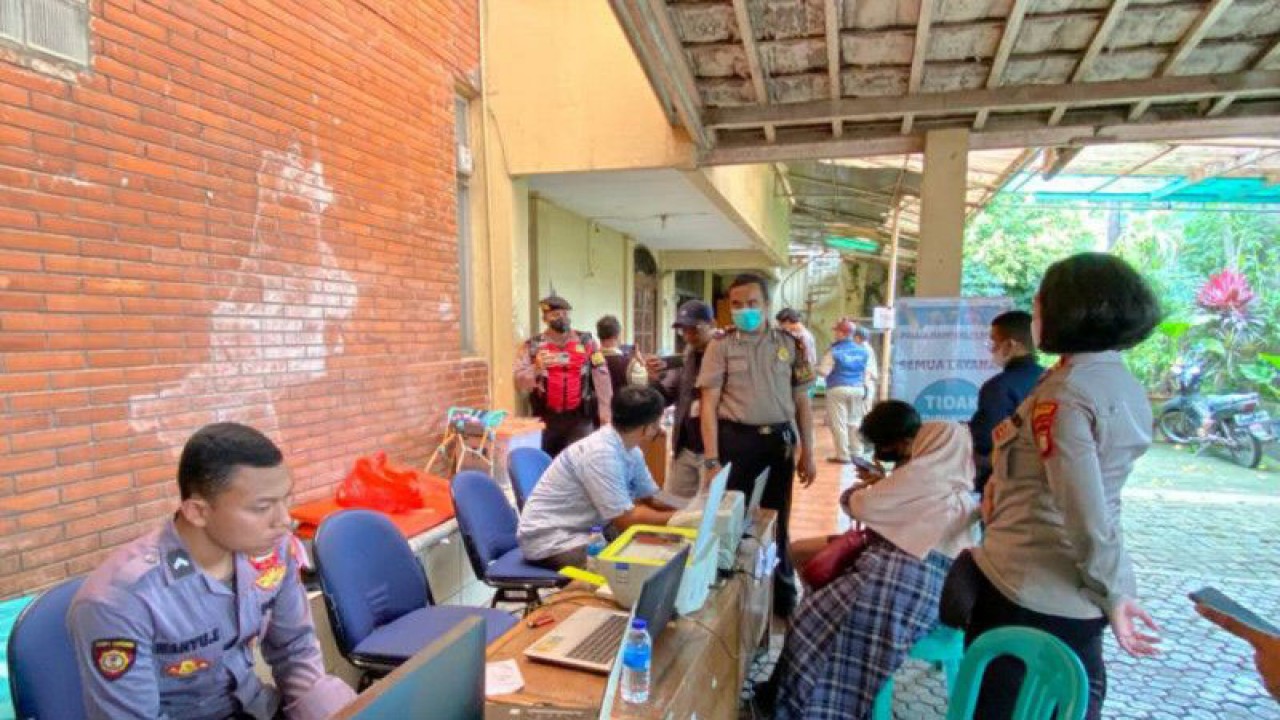 Posko yang disediakan Polres Metro Jakarta Selatan untuk melayani warga terdampak kebakaran Mampang, Selasa (27/12/2022). ANTARA/Luthfia Miranda Putri