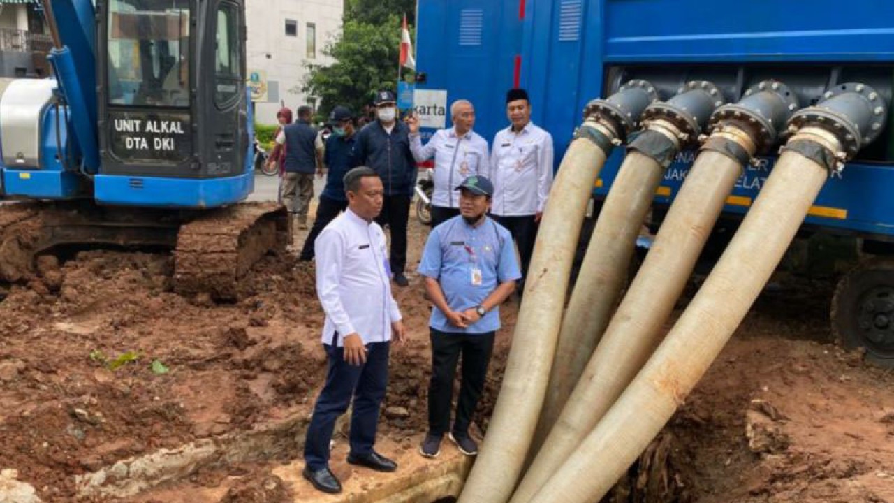 Wali Kota Jakarta Selatan Munjirin meninjau pompa air di Rumah Pompa Kemang, Jakarta, Jumat (30/12/2022). ANTARA/Luthfia Miranda Putri