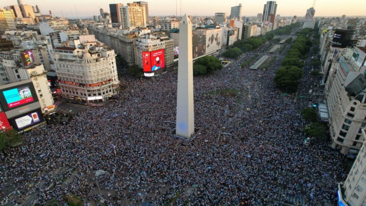 Para penggemar Argentina melakukan selebrasi atas kemenangan timnya setelah laga semifinal Piala Dunia 2022 antara Argentina melawan Kroasia dengan memadati seputaran Obelisk, Buenos Aires. (13/12/2022). ANTARA/AFP/Emiliano LASALVIA
