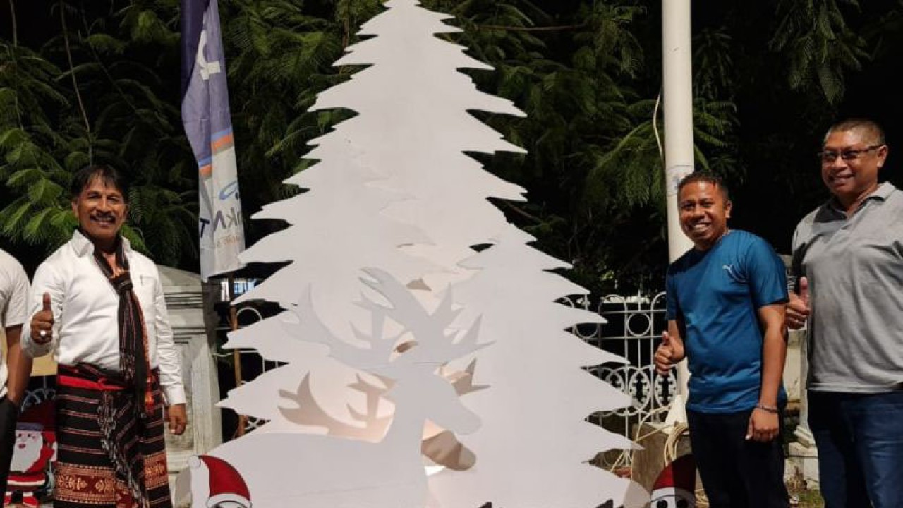 Penjabat Wali Kota Kupang George Melkianus Hadjoh (kedua dari kiri) melihat pemasangan aksesoris dalam merayakan Natal 2022 di Jalan El Tari Kota Kupang. (ANTARA/HO-Prokompim Setda Kota Kupang)