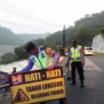 Jalan nasional Trenggalek-Ponorogo rusak akibat longsor-1670740868