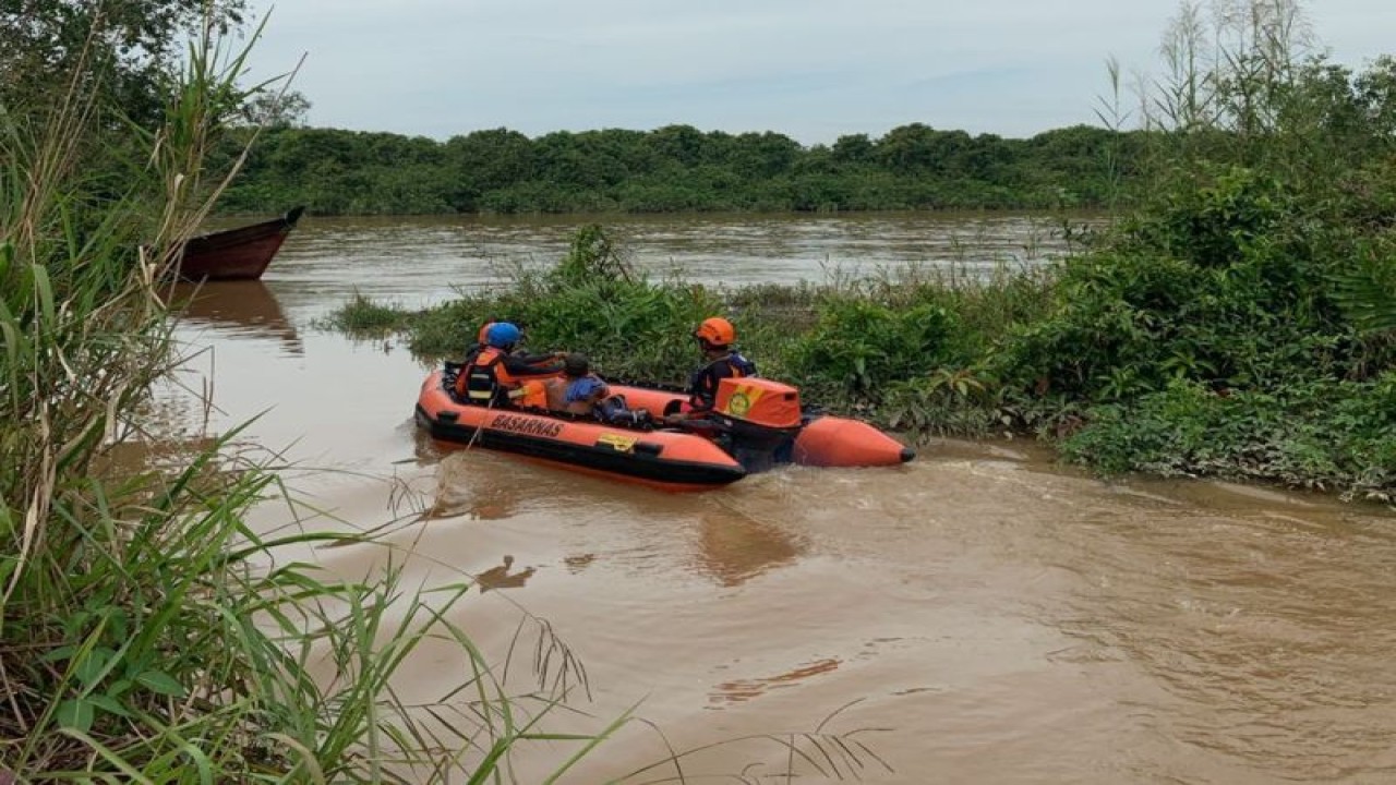 Tim Basarnas Jambi melakukan pencarian korban diterkam buaya di Sungai Dendang Kabupaten Tanjunjabung Timur, Jambi. (ANTARA/HO-Humas Basarnas Jambi)