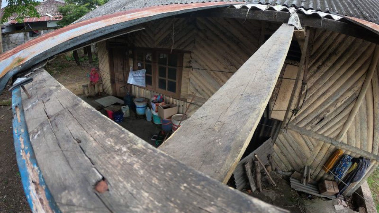 Arsip Foto. Kondisi rumah tidak layak huni milik warga di Kenali Besar, Alam Barajo, Jambi. (ANTARA FOTO/Wahdi Septiawan)