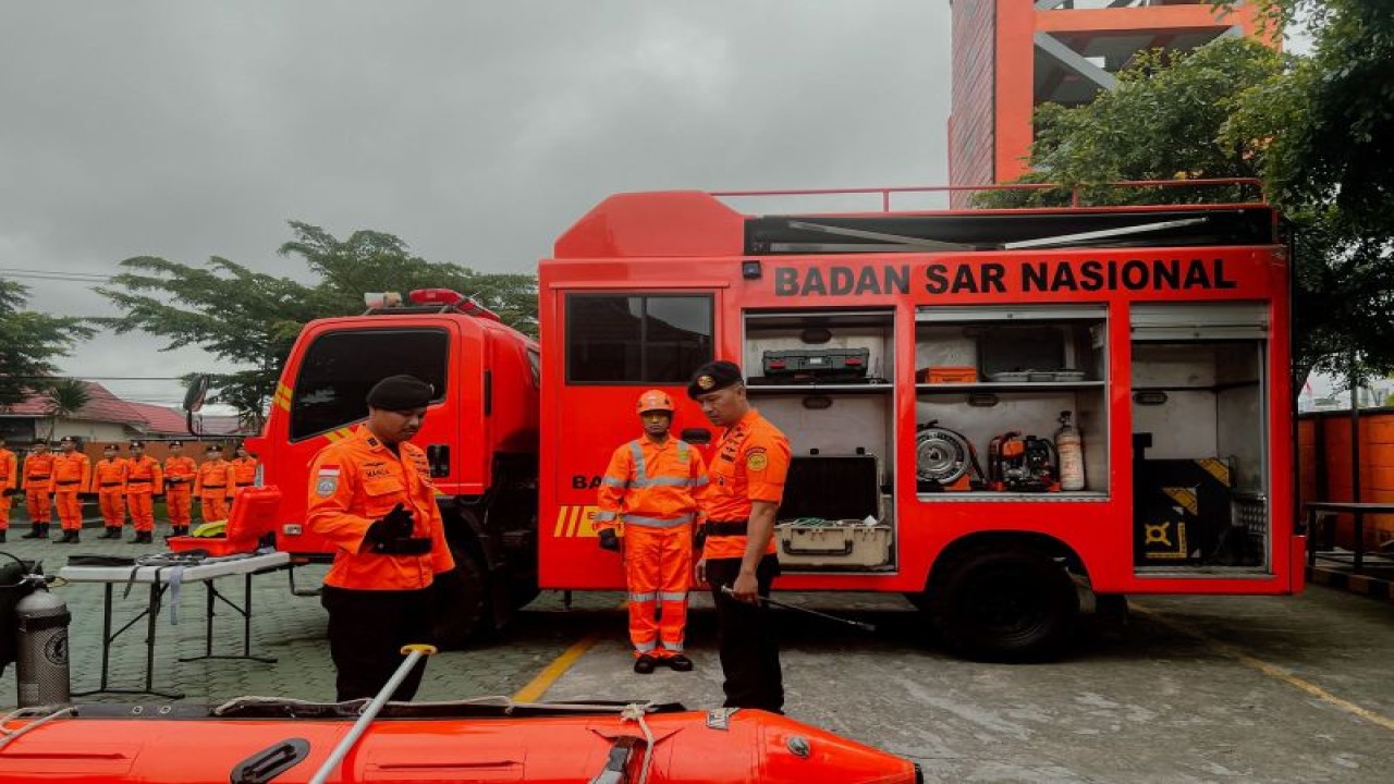 Personil Basarnas Jambi saat mengecek peralatan dan kendaraan untuk siaga khusus natal dan tahun baru.(ANTAR/HO/Basarnas Jambi)