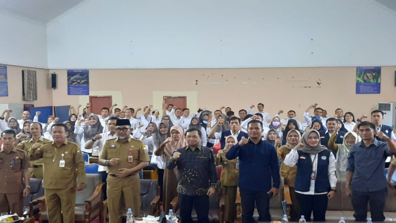 Ketua Umum DPP IPKANI Herman Khaeron, usai melantik dan mengukuhan Dewan Pengurus Daerah Ikatan Penyuluh Perikanan Indonesia (DPD-IPKANI) Provinsi Jambi masa bakti 2022-2026, Senin (12/12).(ANTARA/Nanang Mairiadi)