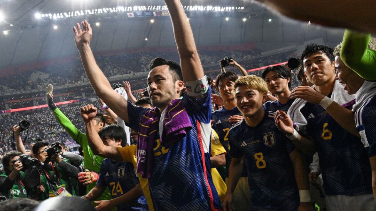 Bek timnas Japan Maya Yoshida (tengah) dan rekan setimnya melakukan seleberasi dengan para suporter di Khalifa International Stadium, Doha setelah lolos ke babak 16 besar Piala Dunia 2022 pada 2 Desember 2022. ANTARA/AFP/PHILIP FONG