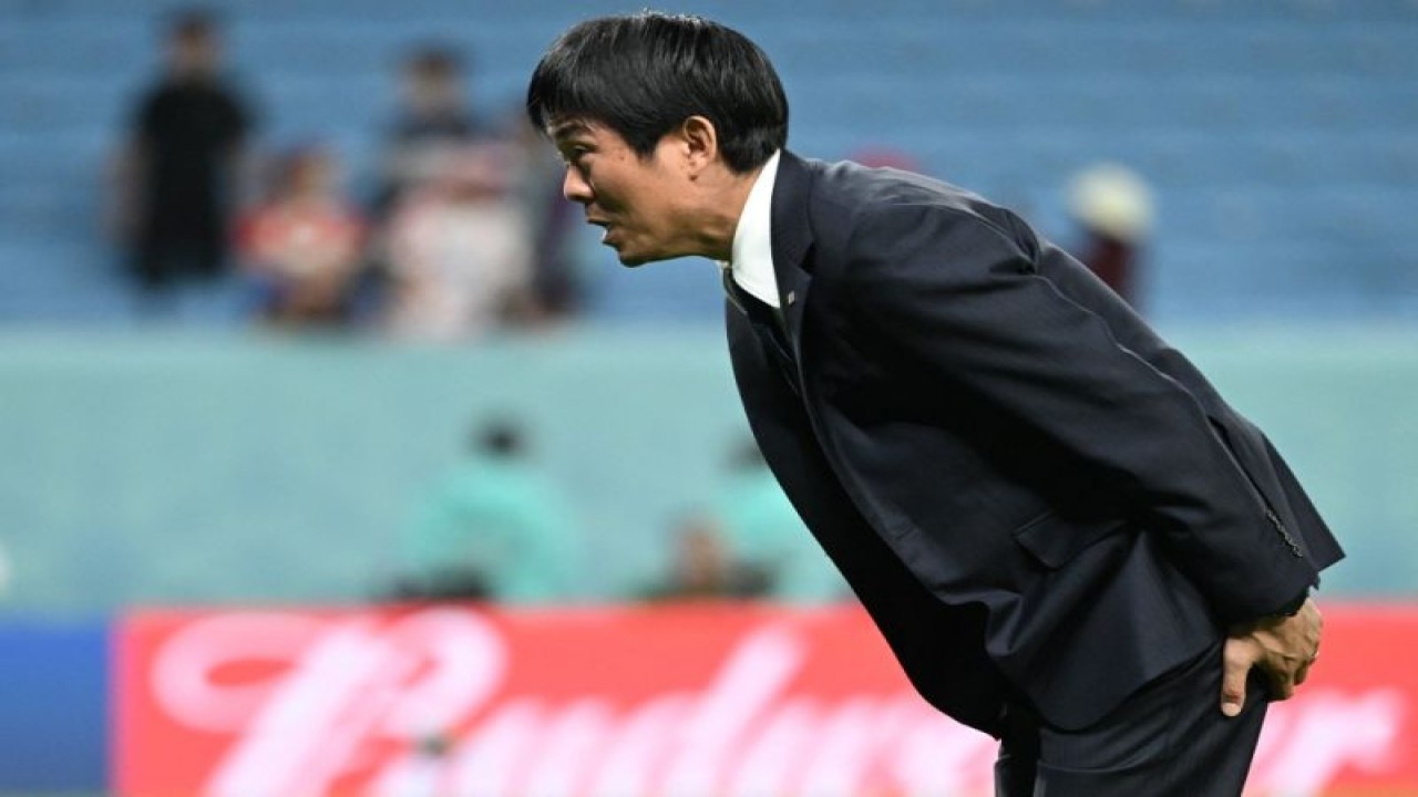 Pelatih timnas Jepang Hajime Moriyasu menundukkan badannya ke arah penonton setelah timnya kalah dalam 16 besar Piala Dunia Qatar 2022 melasan Kroasia di Stadion Al-Janoub di Al-Wakrah, Doha, pada 5 Desember 2022. (Photo by Ina Fassbender / AFP) (AFP/INA FASSBENDER)