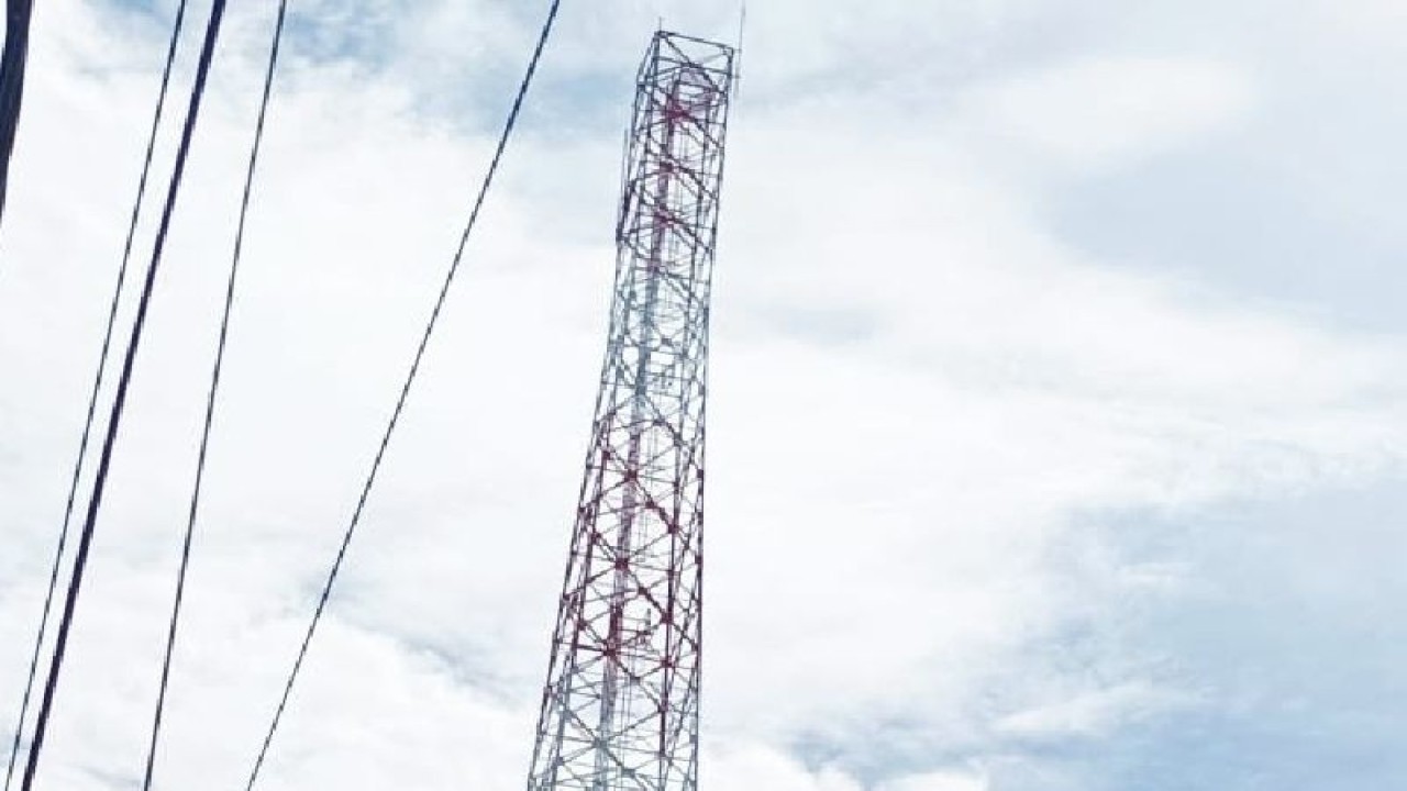 Jaringan komunikasi BTS di salah satu lokasi di Kabupaten Biak NUmfor, yang dibangun Kemenkominfo. FOTO ANTARA/Muhsidin