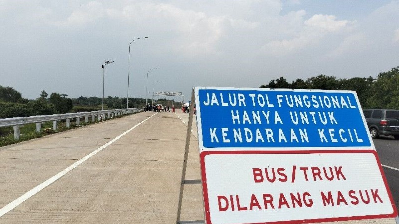 Kondisi Jalan Tol Jakarta-Cikampek (Japek) II Selatan di Purwakarta, Jawa Barat pada Jumat (16/12/2022). Tol Japek II Selatan akan difungsionalkan secara situasional saat arus balik liburan Natal dan Tahun Baru. ANTARA/Aji Cakti