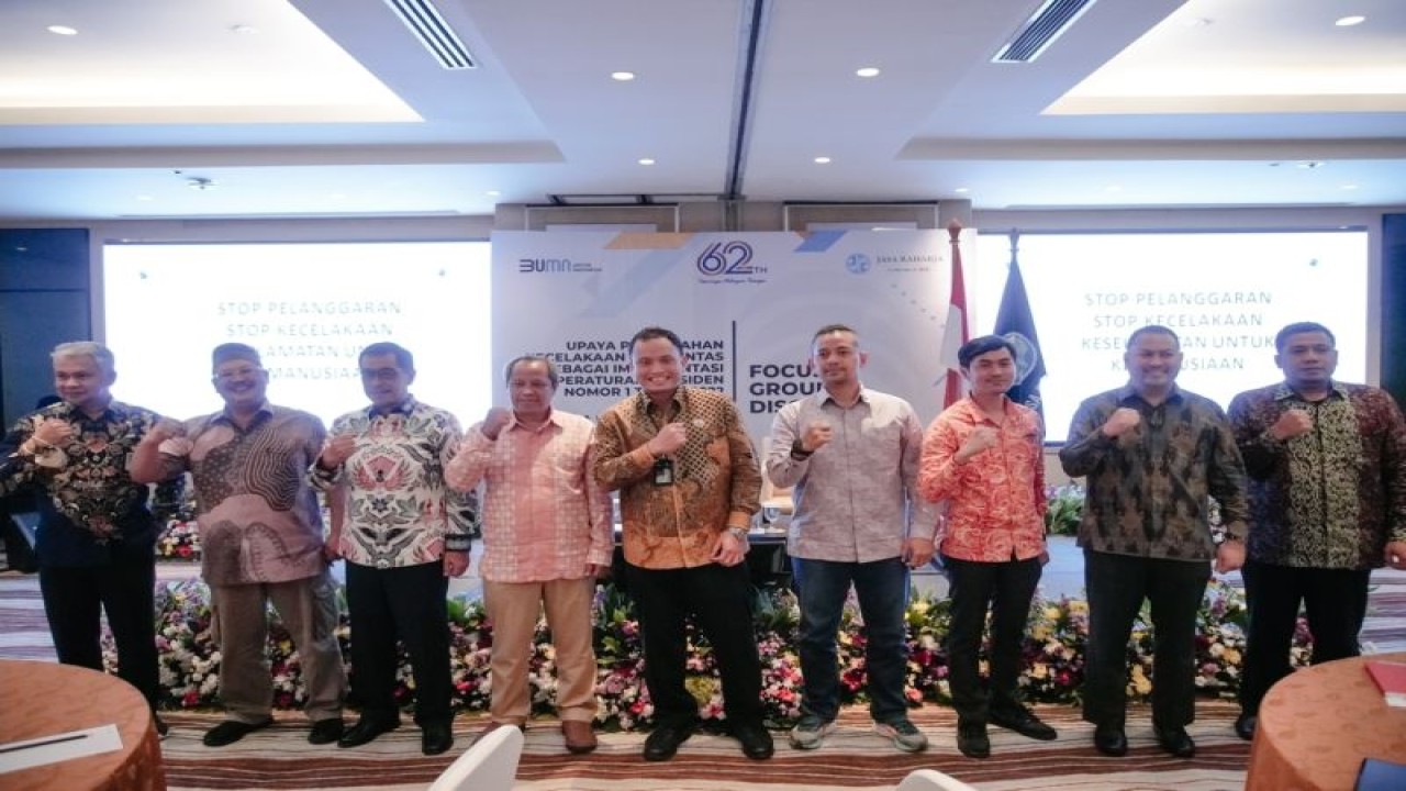 Foto bersama para narasumber FGD bertema "Upaya Pencegahan Kecelakaan Lalu Lintas sebagai Implementasi Peraturan Presiden Nomor 1 Tahun 2022 Tentang Rencana Umum Nasional Keselamatan Lalu Lintas dan Angkutan Jalan" yang diselenggarakan di Jakarta, Senin (19/12/2022). (Jasa Raharja)