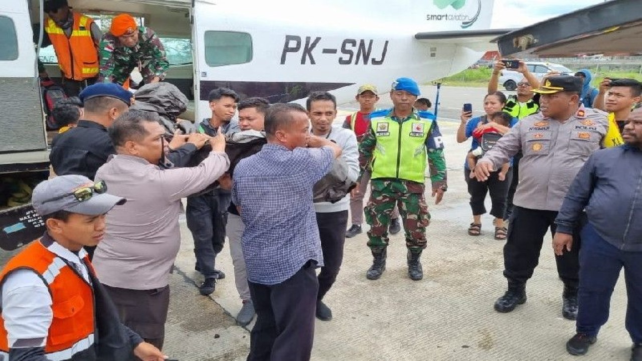 Jasad Darius Yumame, karyawan BPD Papua yang menjadi korban penembakan di Sinak, Selasa (13/12) saat dievakuasi ke Timika. ANTARA/HO-Korem 173 PVB