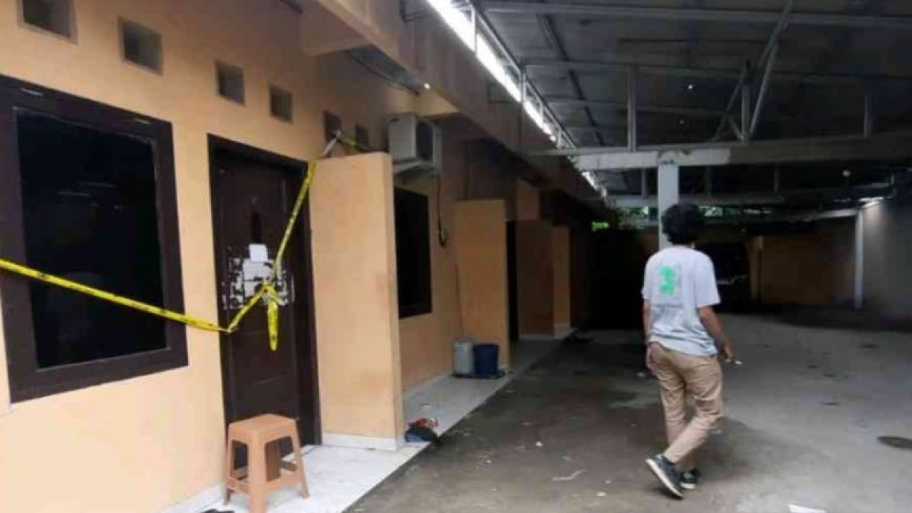Petugas memasang garis polisi di rumah kontrakan tempat ditemukan jasad wanita dimutilasi di Desa Lambangsari, Kecamatan Tambun Selatan, Kabupaten Bekasi, Jumat. (ANTARA/Pradita Kurniawan Syah).