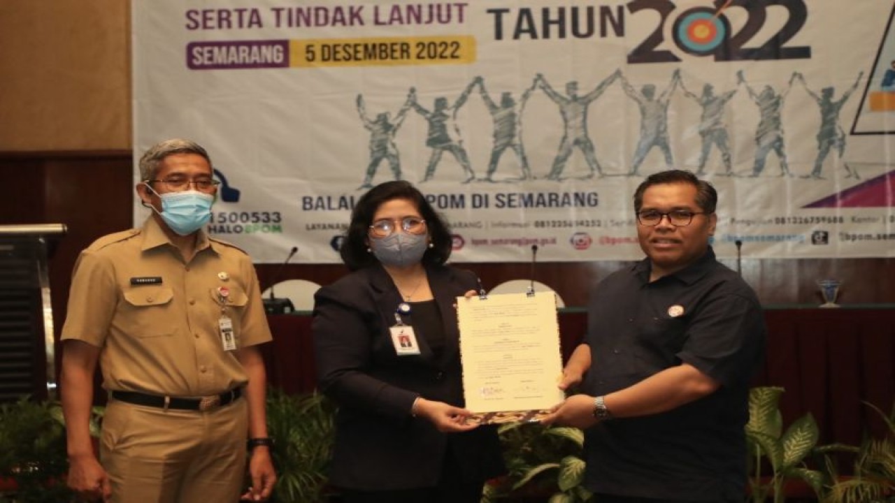 Sekda Jateng Sumarno menyaksikan penandatangan nota kesepahaman antara BPOM dan KPID Jateng dalam melakukan pengawasan iklan obat dan makanan ilegal di Semarang, Senin (5-12-2022). ANTARA/HO-Humas Pemprov Jateng