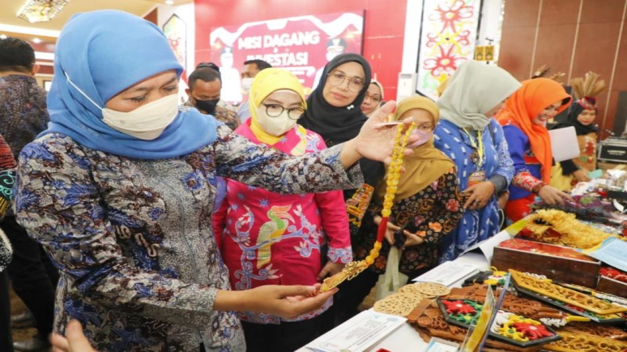 Gubernur Jatim Khofifah Indar Parawansa (kiri) meninjau produk UMKM saat misi dagang dan investasi di Palangka Raya, Rabu (14/12/2022). (ANTARA/HO-Biro Adpim Jatim)