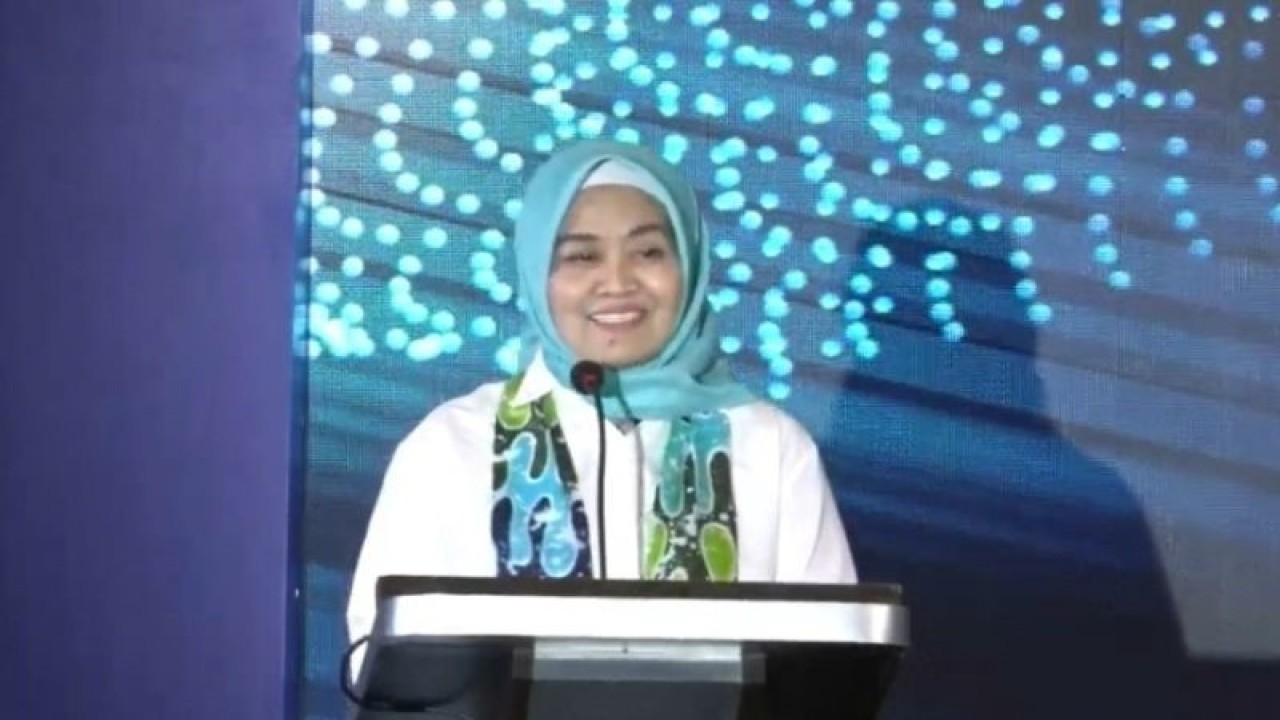 Kepala Dinas Penanaman Modan dan Pelayanan Terpadu Satu Pintu (DPMPTSP) Jawa Barat Noneng Komara, saat memberikan sambutan pada acara peresmian Mal Pelayanan Publik (MPP) Digital, di Kota Bandung, Senin (12/12/2022). (ANTARA/Ajat Sudrajat)
