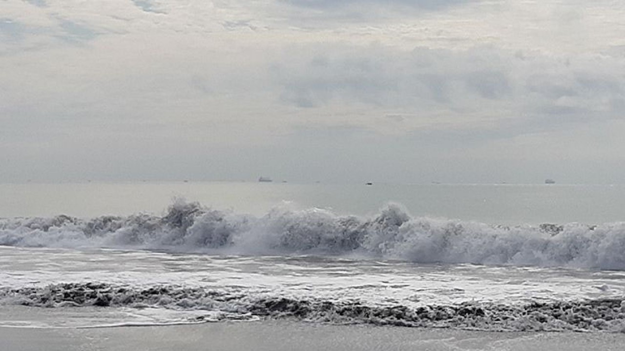 Ilustrasi - Gelombang tinggi di perairan selatan Kabupaten Cilacap, Jawa Tengah. ANTARA/Sumarwoto
