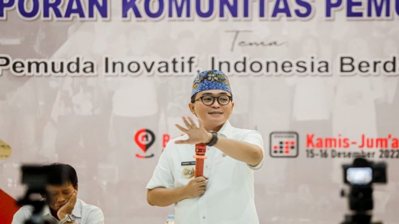 Bupati Pamekasan Baddrut Tamam menjadi narasumber pelatihan Kepeloporan Komunitas Pemuda Volunter di Pamekasan, Jawa Timur, Kamis (15/12/2022). (ANTARA/Abd. Aziz)