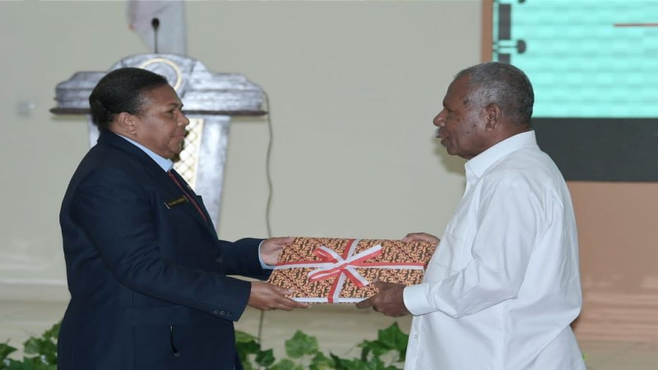 penyerahan Surat Keputusan dari Menteri Dalam Negeri oleh mantan Bupati Jayapura Mathius Awoitauw (kemeja putih) kepada Plh Bupati Jayapura Hanna Hikoyabi di Kantor Bupati Jayapura, Senin (12/12) (ANTARA/HO-Humas Pemkab Jayapura)