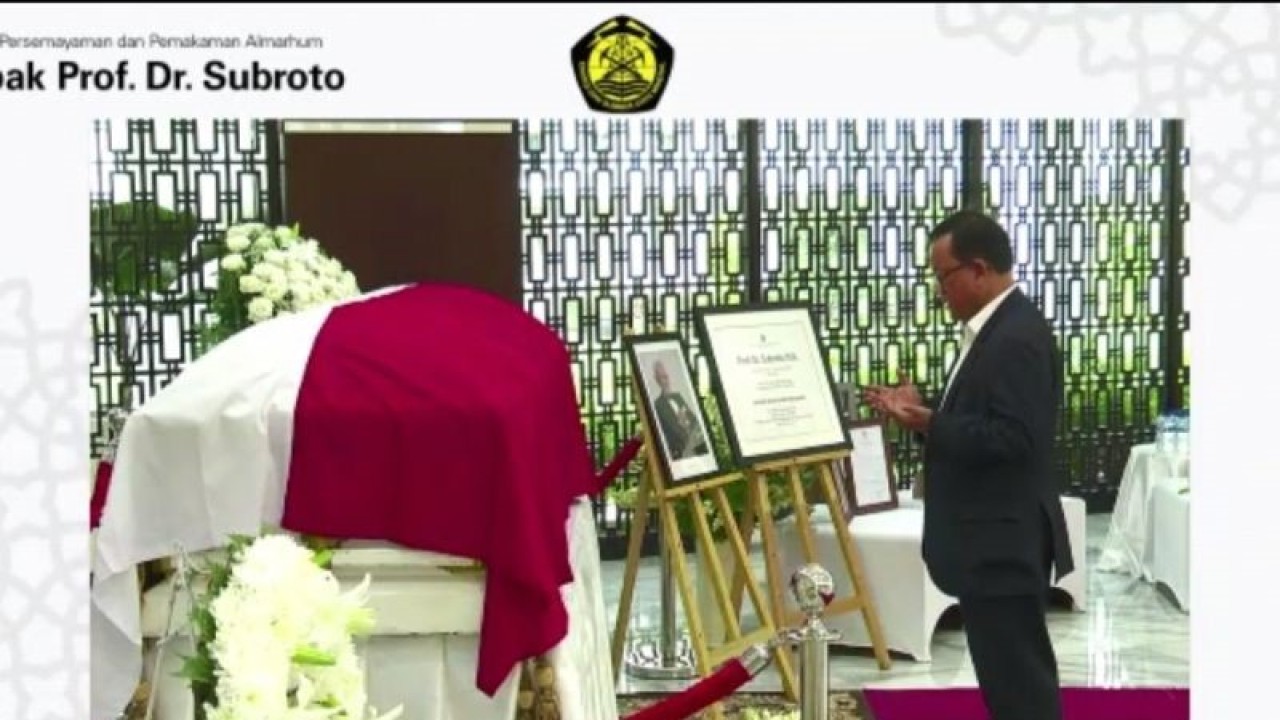 Menteri Pertambangan dan Energi 1978-1988 Prof. Dr. Subroto disemayamkan di Kantor Kementerian Energi Sumber Daya Mineral (ESDM) Jakarta, pada Rabu (21/12). (Adimas Raditya)