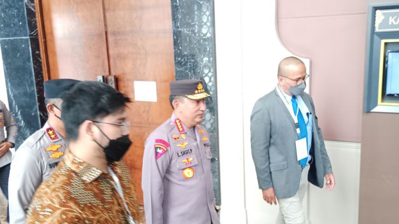 Kapolri Jenderal Pol. Listyo Sigit Prabowo mengecek lokasi media center peliputan akad nikah putra bungsu Presiden Joko Widodo Kaesang Pangarep dan Erina Gudono di Hotel Royal Ambarrukmo, Sabtu.  (ANTARA/Luqman Hakim)