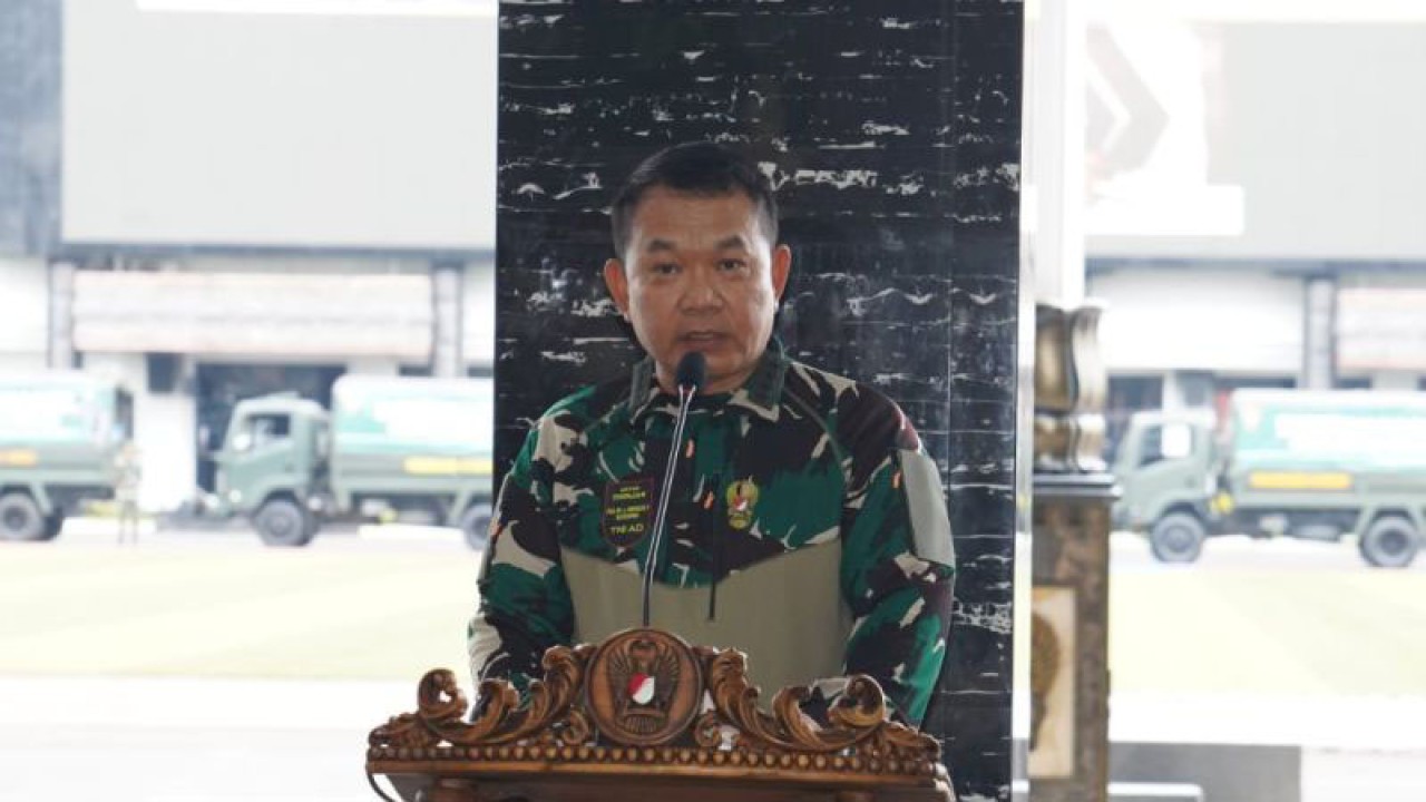 Kepala Staf Angkatan Darat (Kasad) Jenderal TNI Dudung Abdurachman saat memberikan sambutan pada pelepasan 10 truk bantuan sosial bagi korban gempa Cianjur di Mabesad, Jakarta, Selasa (6/12/2022). (ANTARA/HO-Dispenad)