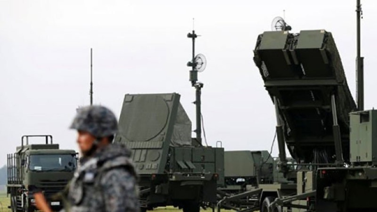 Arsip - Tentara pasukan bela diri Jepang berpartisipasi dalam sebuah latihan untuk mengerahkan unit rudal Patriot Advanced Capability-3 (PAC-3), sebagai respons terhadap peluncuran rudal terbaru oleh Korea Utara, di Pangkalan Angkatan Udara Amerika Serikat Yokota di Fussa di pinggiran Tokyo, Jepang, Selasa (29/8/2017). (ANTARA/REUTERS)