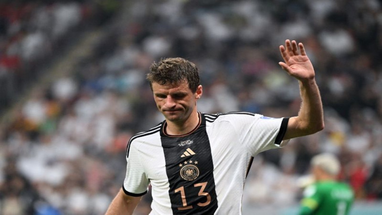 Striker timnas Jerman Thomas Mueller bereaksi pada pertandingan Grup E Piala Dunia antara Jerman melawan Kosta Rika di Stadion Al Bayt, utara Doha. (1/12/2022) (AFP/INA FASSBENDER)