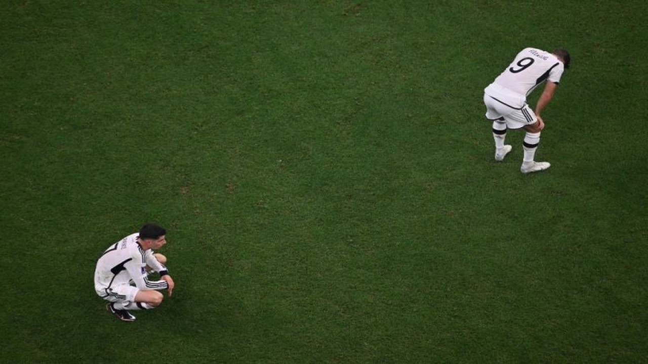 Pemain depan tim nasional Jerman Niclas Fullkrug (kanan) dan gelandang Kai Havertz (kiri) bereaksi setelah mereka tersingkir dari Piala Dunia 2022 di Qatar pada pertandingan Grup E antara Jerman melawan Kosta Rika di Stadion Al Bayt yang berakhir 4-2 untuk kemenangan Jerman. (1/12/2022) (AFP/KIRILL KUDRYAVTSEV)