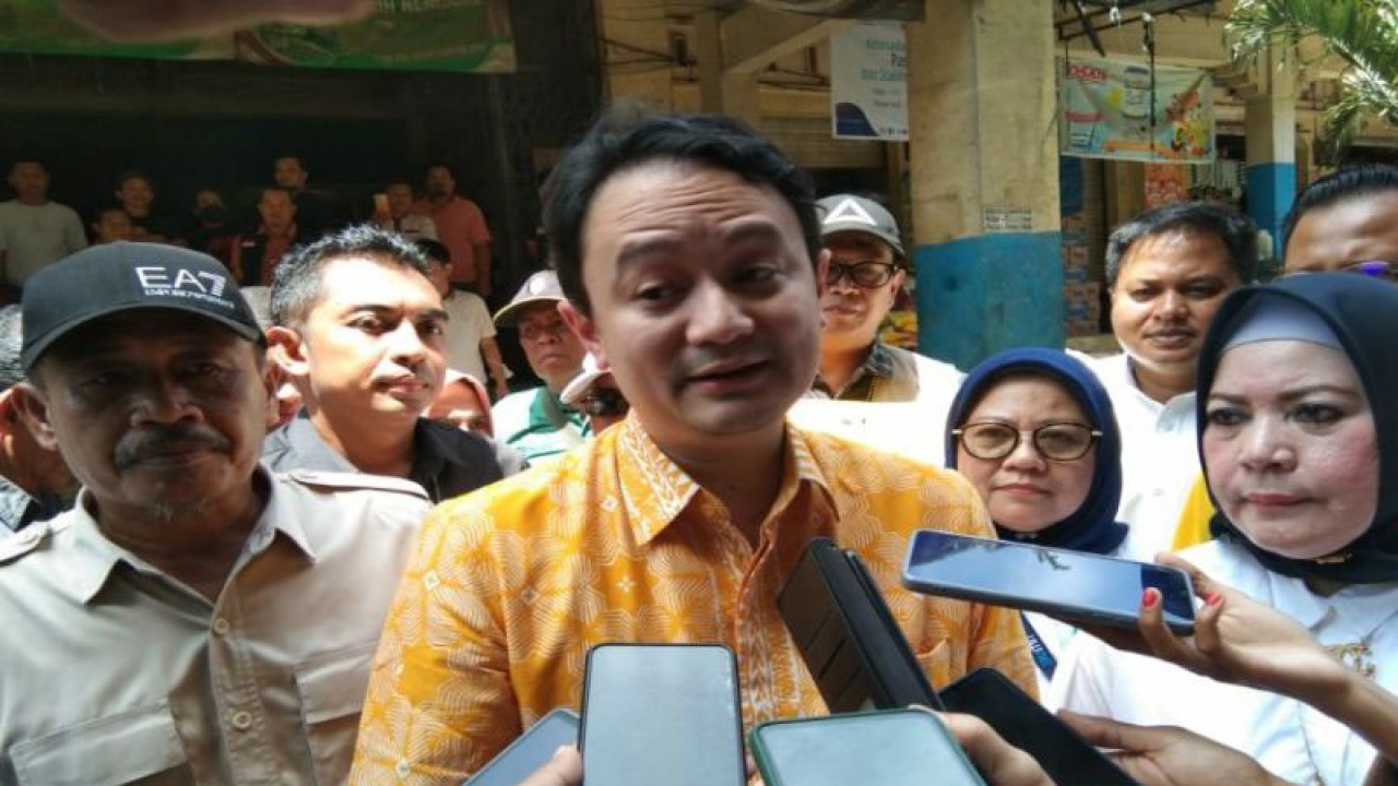 Wakil Menteri Perdagangan (Wamendag) Jerry Sambuaga meninjau harga sejumlah bahan pangan di Pasar Tradisional Mandonga Kota Kendari, Sulawesi Tenggara, Sabtu (10/12/2022) (ANTARA/Harianto)
