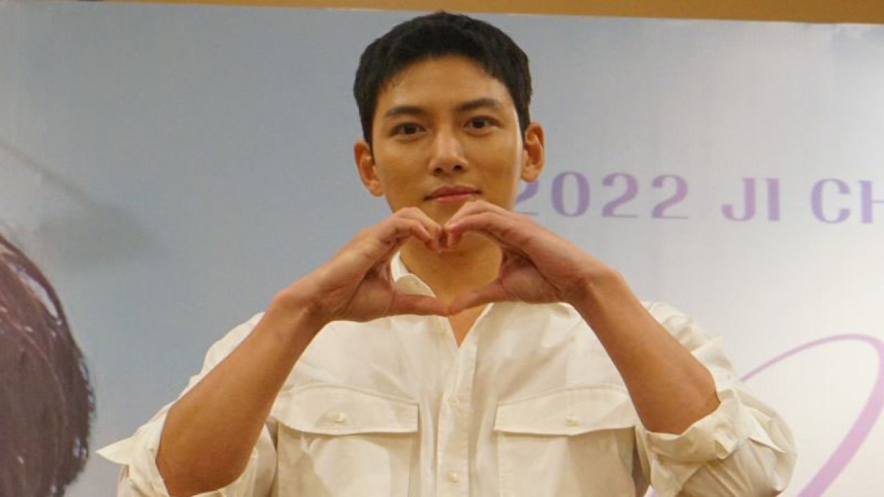 Aktor Ji Chang-wook dalam konferensi pers jelang acara bertajuk "2022 JI CHANG WOOK FAN MEETING 'Reach You" IN JAKARTA" pada 3 Desember 2022, Jumat (2/12/2022). (ANTARA/Lia Wanadriani Santosa)